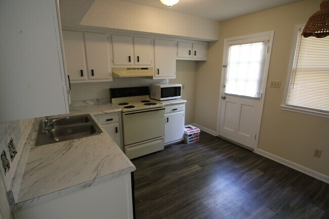Kitchen - 609 Smithdale Dr
