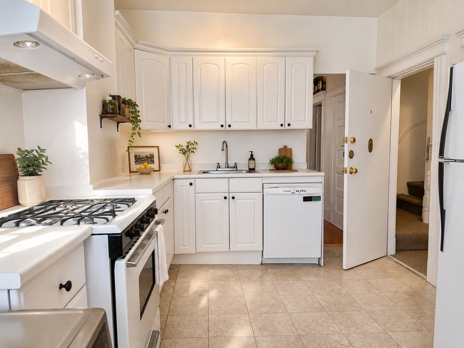 Building Photo - 8 Grove St Unit 3