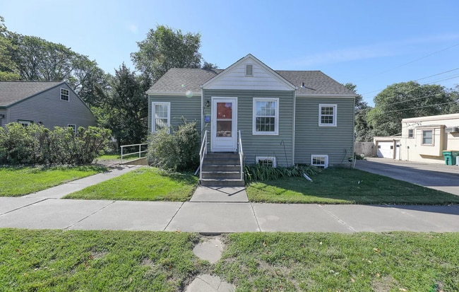 Building Photo - 915 E Ave E Unit 915 1/2 E Ave E Rental