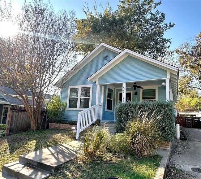 Building Photo - 66 1/2 Navasota St Unit B