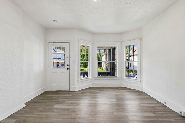 1825 Lakeview Rd Unit 2 Upper ( 1827 )