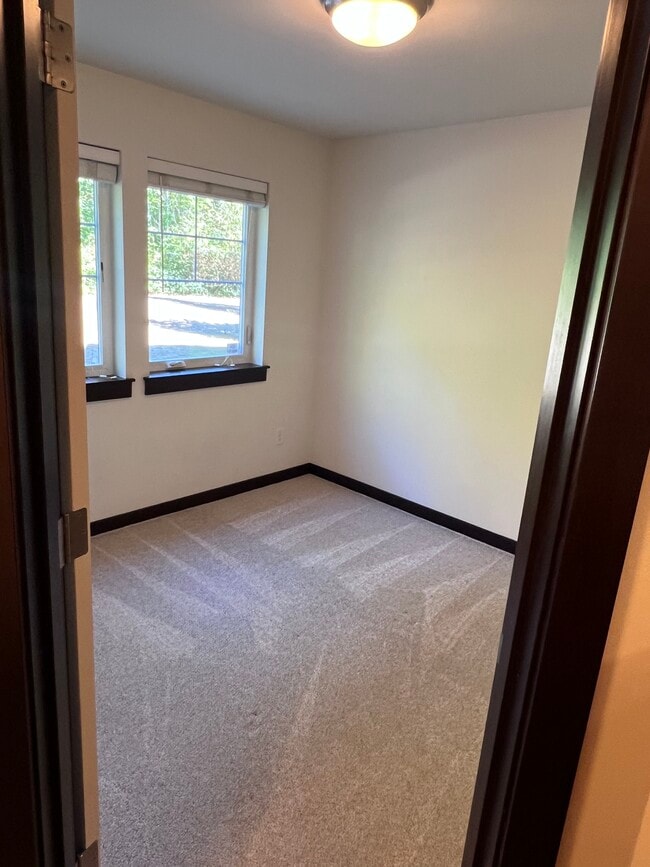 Photo - 7162 Shinkle Pl SW