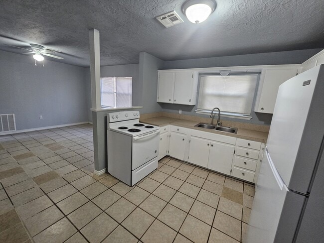 Photo - 411 NW Greenmeadow Dr