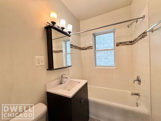 Photo - 3826 N Greenview Ave Unit 3W