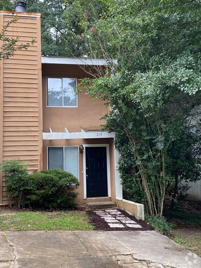 Building Photo - Townhome close to TMH