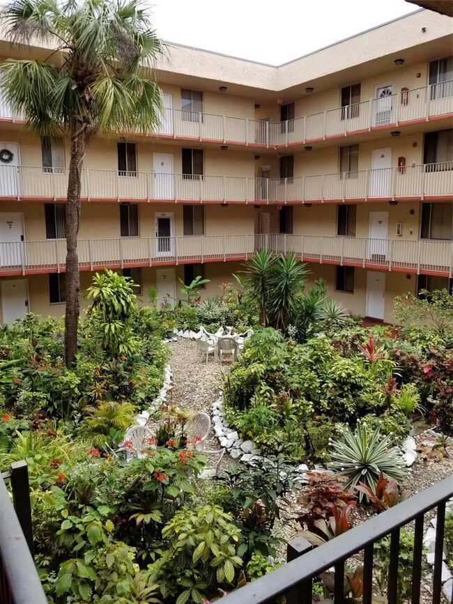 Building Photo - 2830 Somerset Dr Unit n