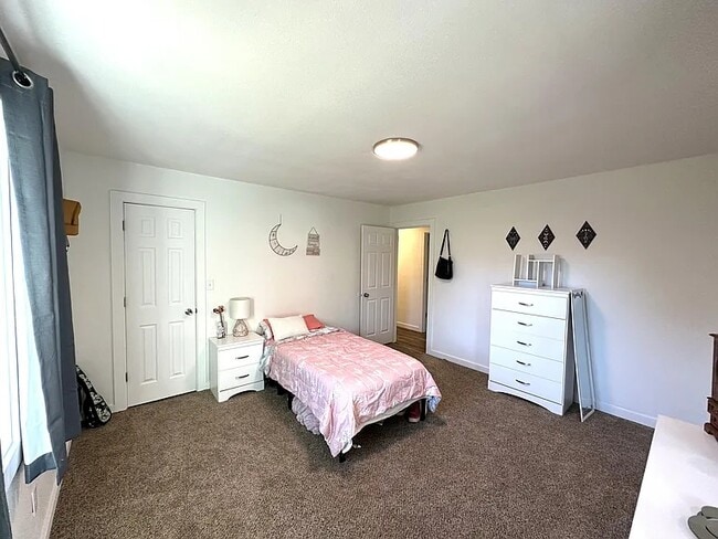 Photo - 2944 E Madison St