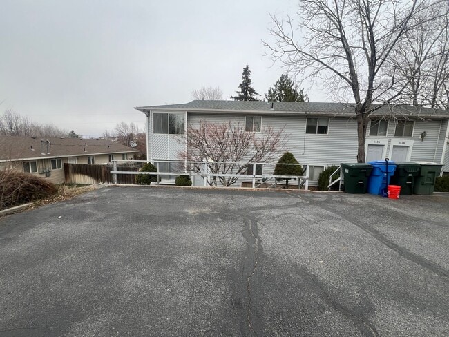 Building Photo - 1426-1426 E Poplar St Unit 1422 E Poplar