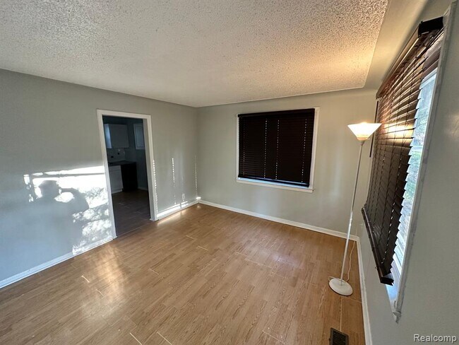 Photo - 21026 Rensselaer St