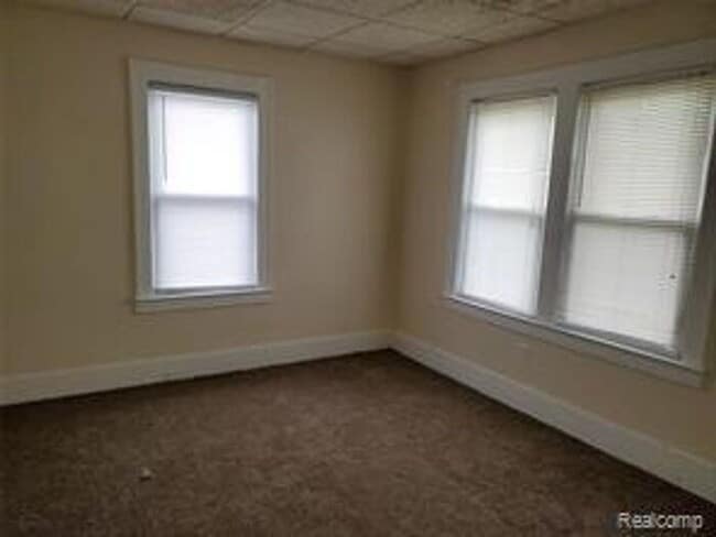 Photo - Cut 3 bedroom bungalow W/ appliances inclu...