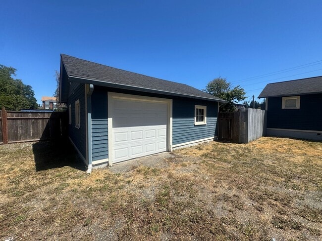 Photo - Huge 4 bedroom -A stones throw to PLU!