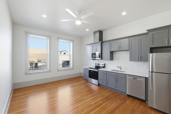 Building Photo - MOVE IN SPECIAL - NEWLY RENOVATED DOWNTOWN SALEM STUDIO Unit 455-206