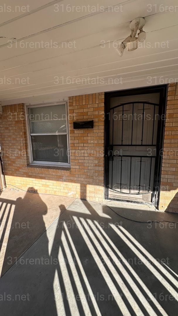 Building Photo - 1248 N Volutsia Unit 1248 N Volutsia Ave