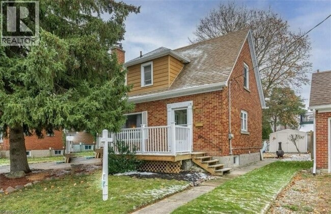 Photo - 166 Sydney St S