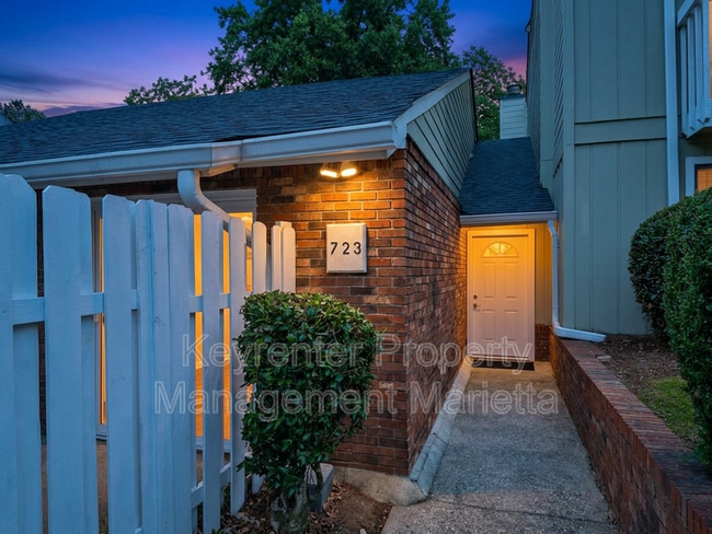 Photo - 723 Hanover Ln SE