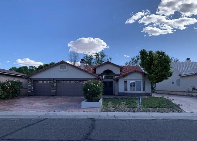 Building Photo - Fully Furnished 3 Bedroom Rental on the Go...