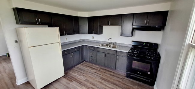 Building Photo - 654-654 W Main St Unit 18