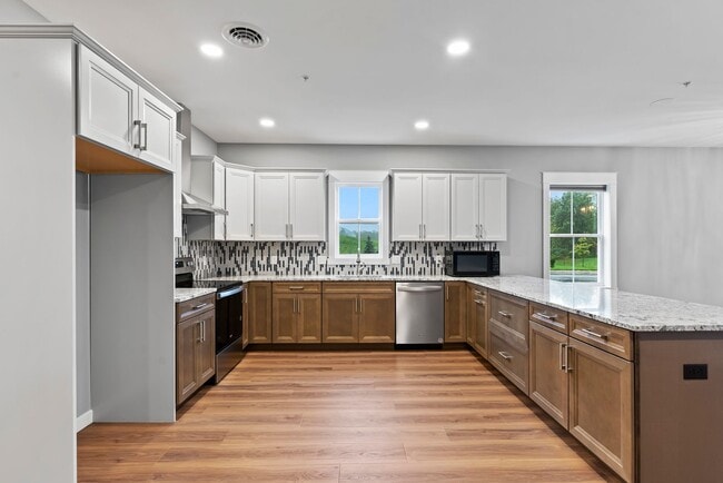 Photo - Luxury 3 Bed, 2.5 Bath - Townhome - AVAILA...