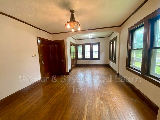 Photo - 689 Schiller Ave