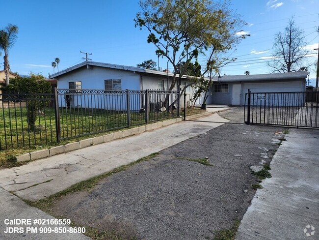 Building Photo - Rialto 5 Bedroom Home