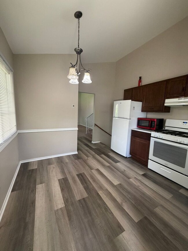 Photo - 1688 Clifford St