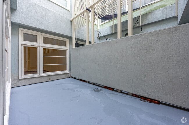 1BR, 1BA - 978SF - PATIO