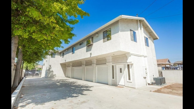 Photo - 6128 Vinevale Ave