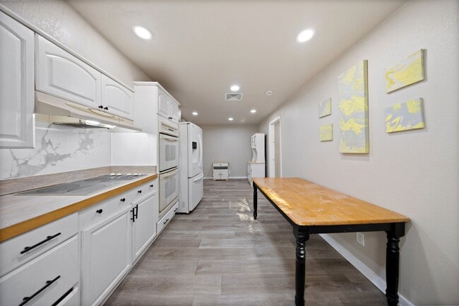 Photo - 809 Burleson St