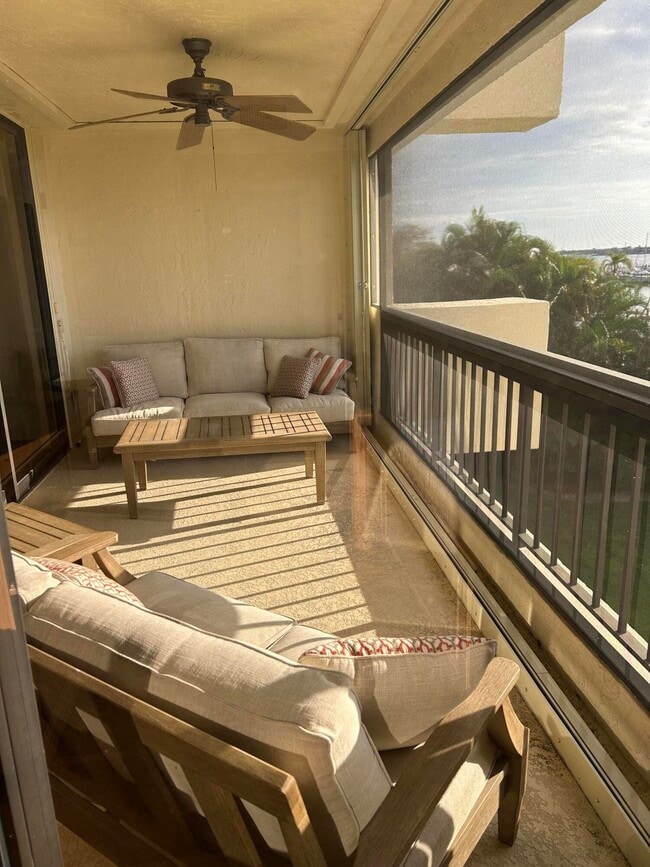 Photo - 625 NW North River Dr Unit 303