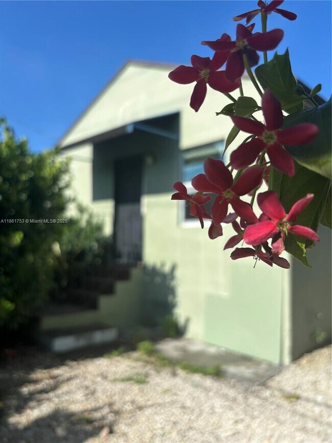 Building Photo - 920 NW 22nd Ct Rental