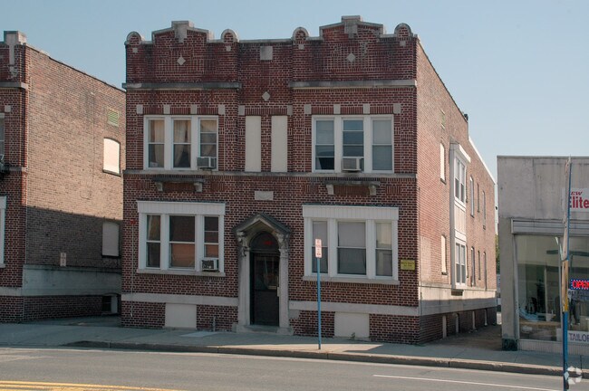 Photo - 411-417 River St Apartments