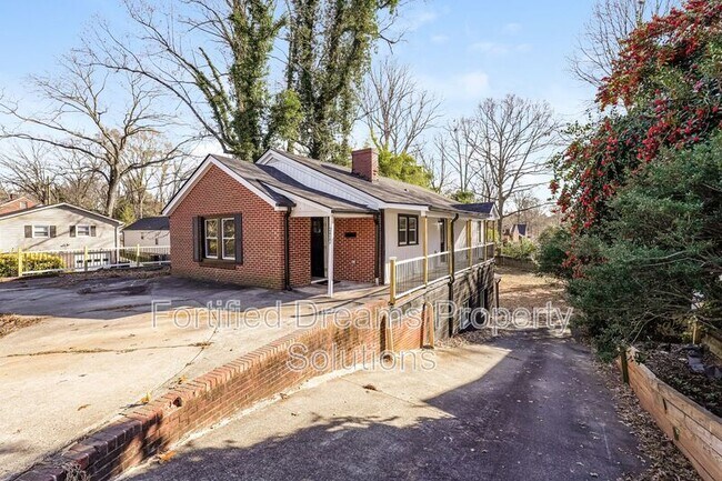 Photo - 2422 Queen St