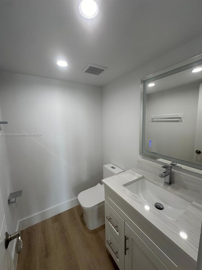 2625 Collins Ave Unit 411
