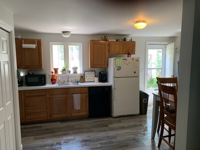 Kitchen 2of 3 pics - 51 Mitton St