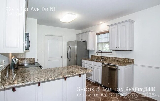 Photo - 924 41st Ave Dr NE