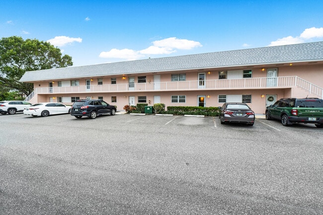 Building Photo - 18081 SE Country Club Dr Unit 32-318 Rental