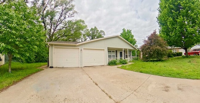 Building Photo - Close to Fort Riley Blvd + Two Car Garage + Pet-Friendly + Washer & Dryer Included! Available Aug...