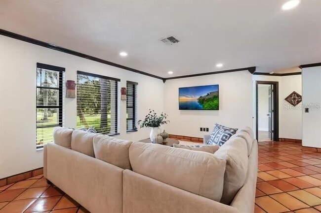 2077 Racimo Dr