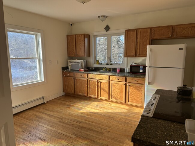 Building Photo - 11 Park St Unit 2fl