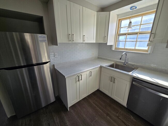 Kitchen - 1305 Collegewood St