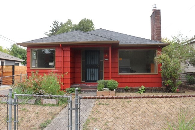 Building Photo - NE 33rd House!!! Amazing Location!!!