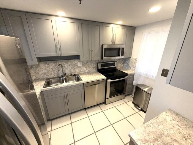 Building Photo - 2788 Tennis Club Dr Unit 203