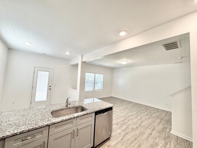 Photo - On quiet, dead end Street 3 bedroom 2 1/2 ...