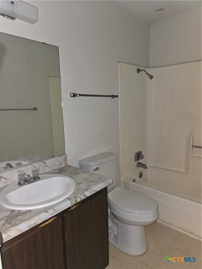 Photo - 209 Oak Trail Dr Unidad C