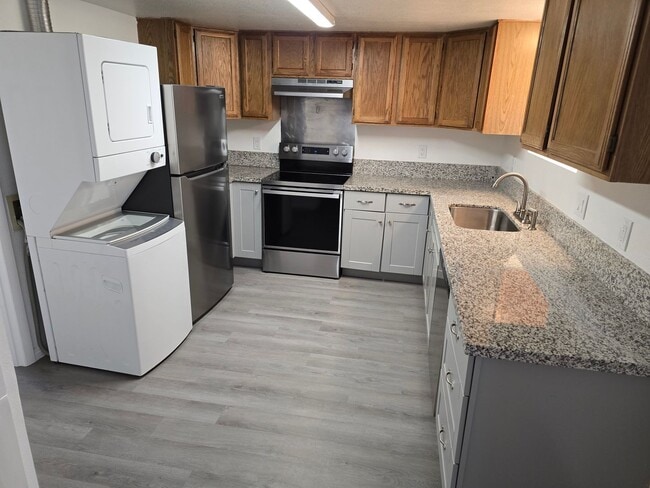 Building Photo - 737 16th St Unit 737 B Rental