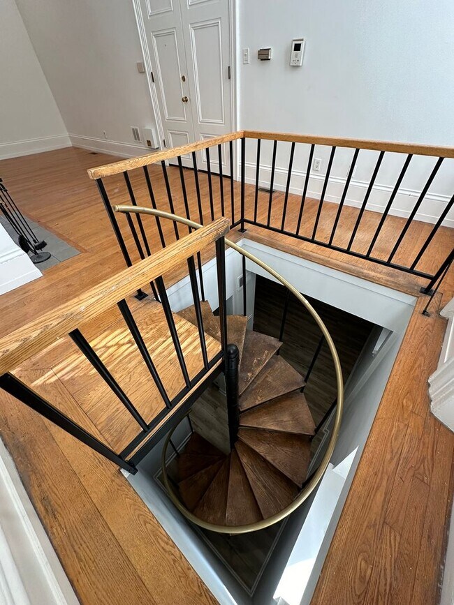 Fairmount BiLevel Apartment House Rental in Philadelphia, PA