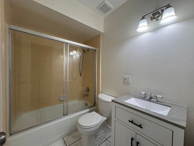 Photo - 4400 Tierra Verde St Unidad A