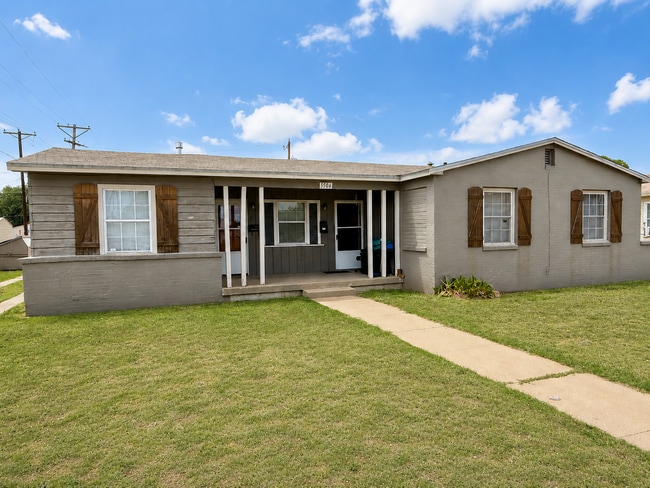Building Photo - 3506peo Unit B