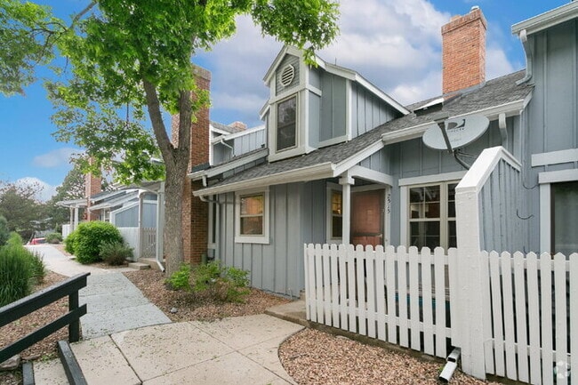 Building Photo - Charming 2BR + Loft Townhome with Stylish ...