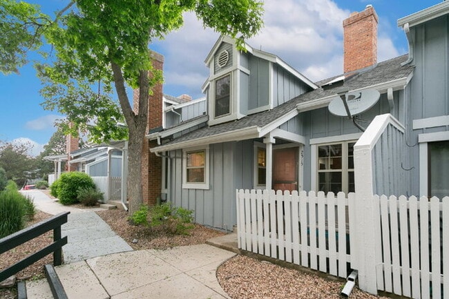 Charming 2BR + Loft Townhome with Stylish ... - Charming 2BR + Loft Townhome with Stylish ...